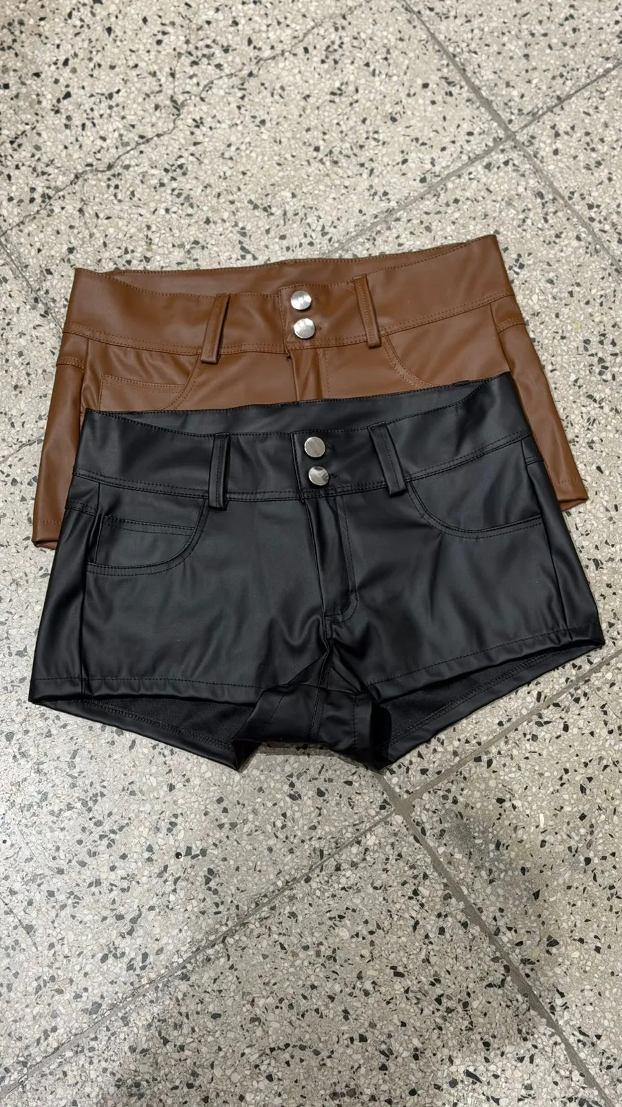 P119 – SHORT DOBLE BOTON BOLSILLO – CUERINA