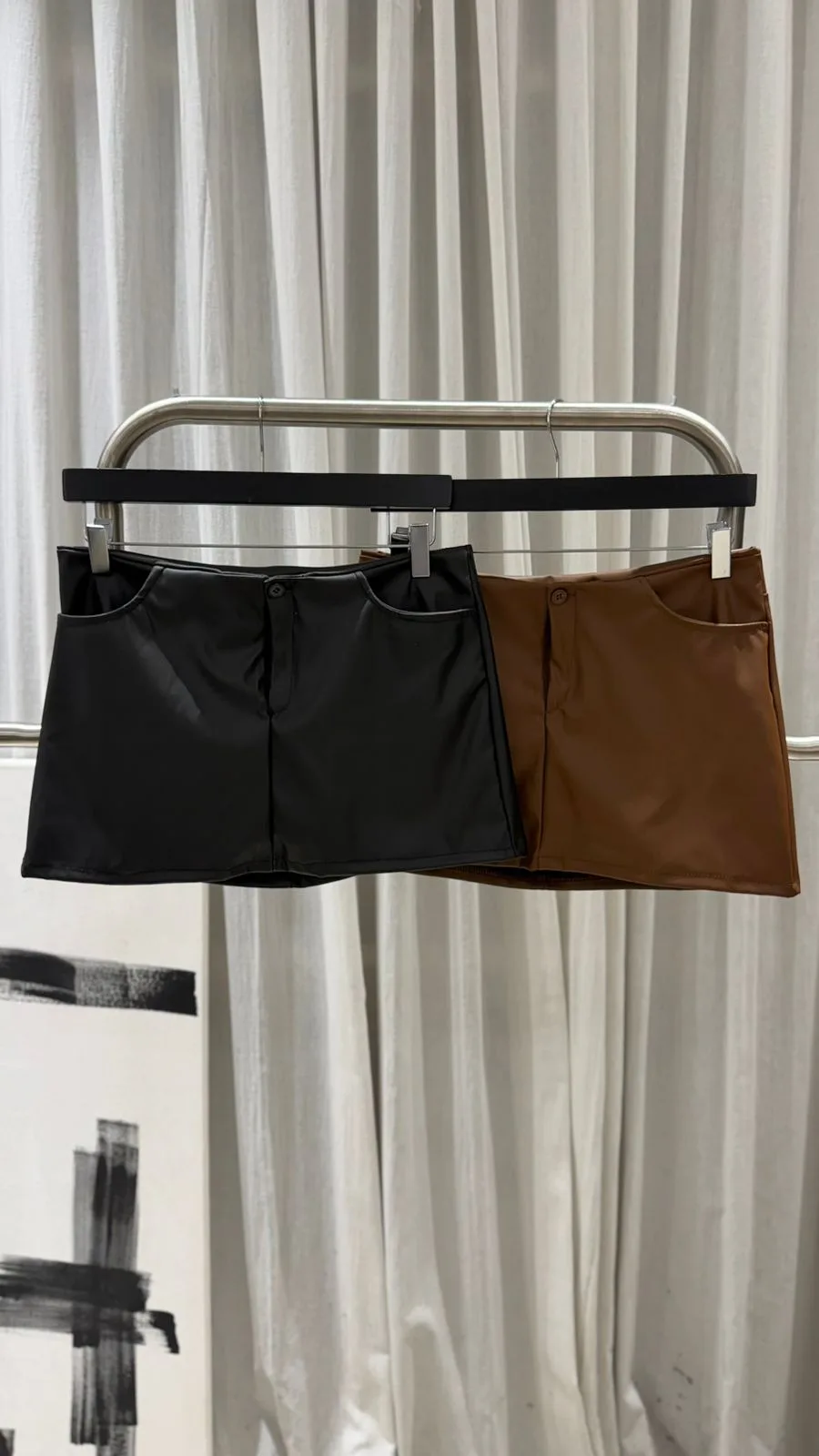 26/P03 – SKORT BOTON Y BOLSILLOS – CUERINA