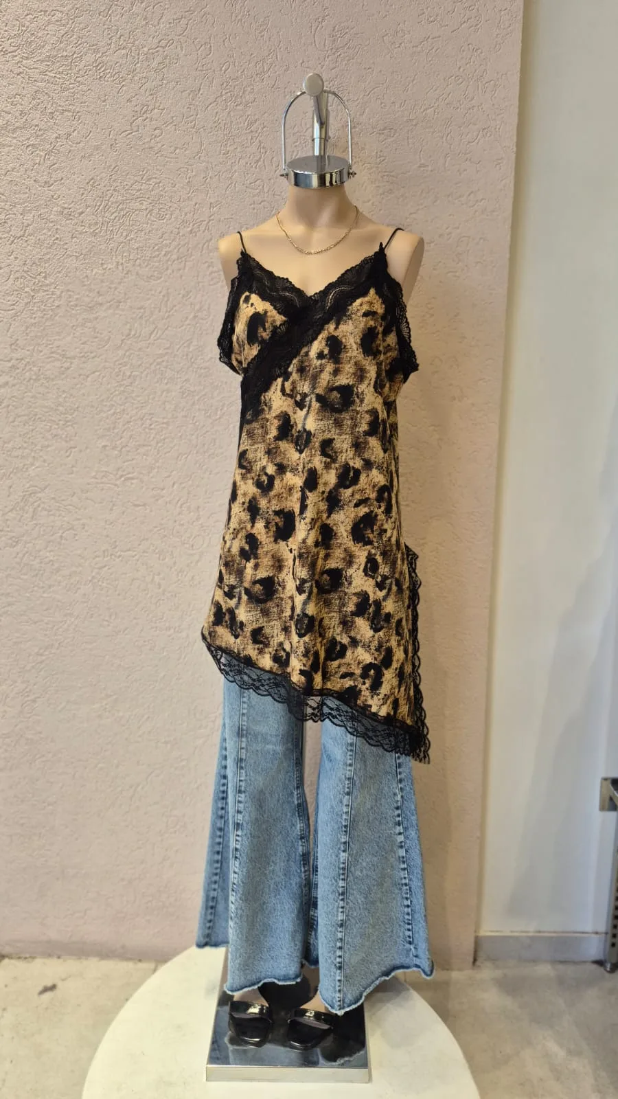 V01/26 - VESTIDO ESCOTE V CORDON PUNTILLA DOBLE - SEDITA PRINT