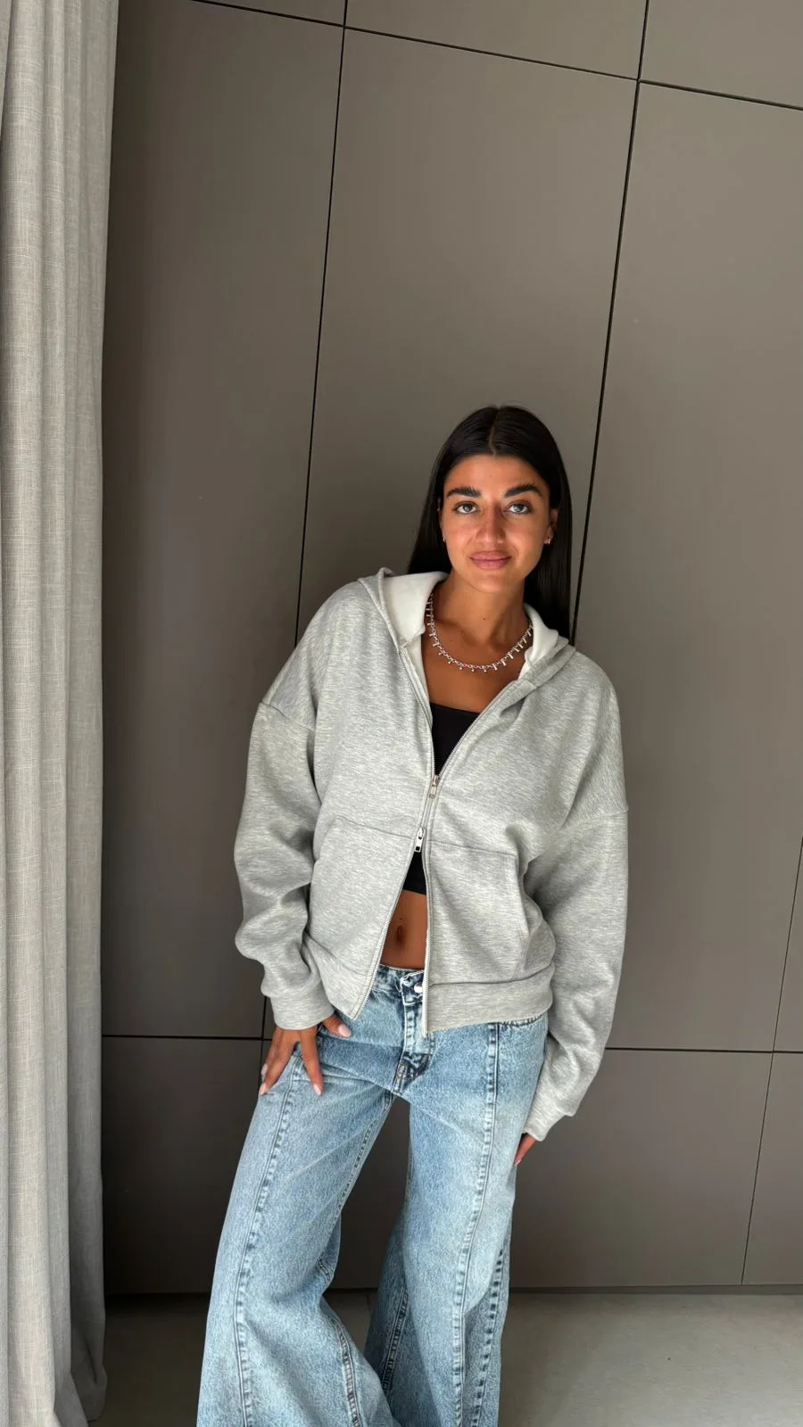 26/C01 – CAMPERA DOBLE CIERRE BOLSILLOS Y CAPUCHA – FRIZA