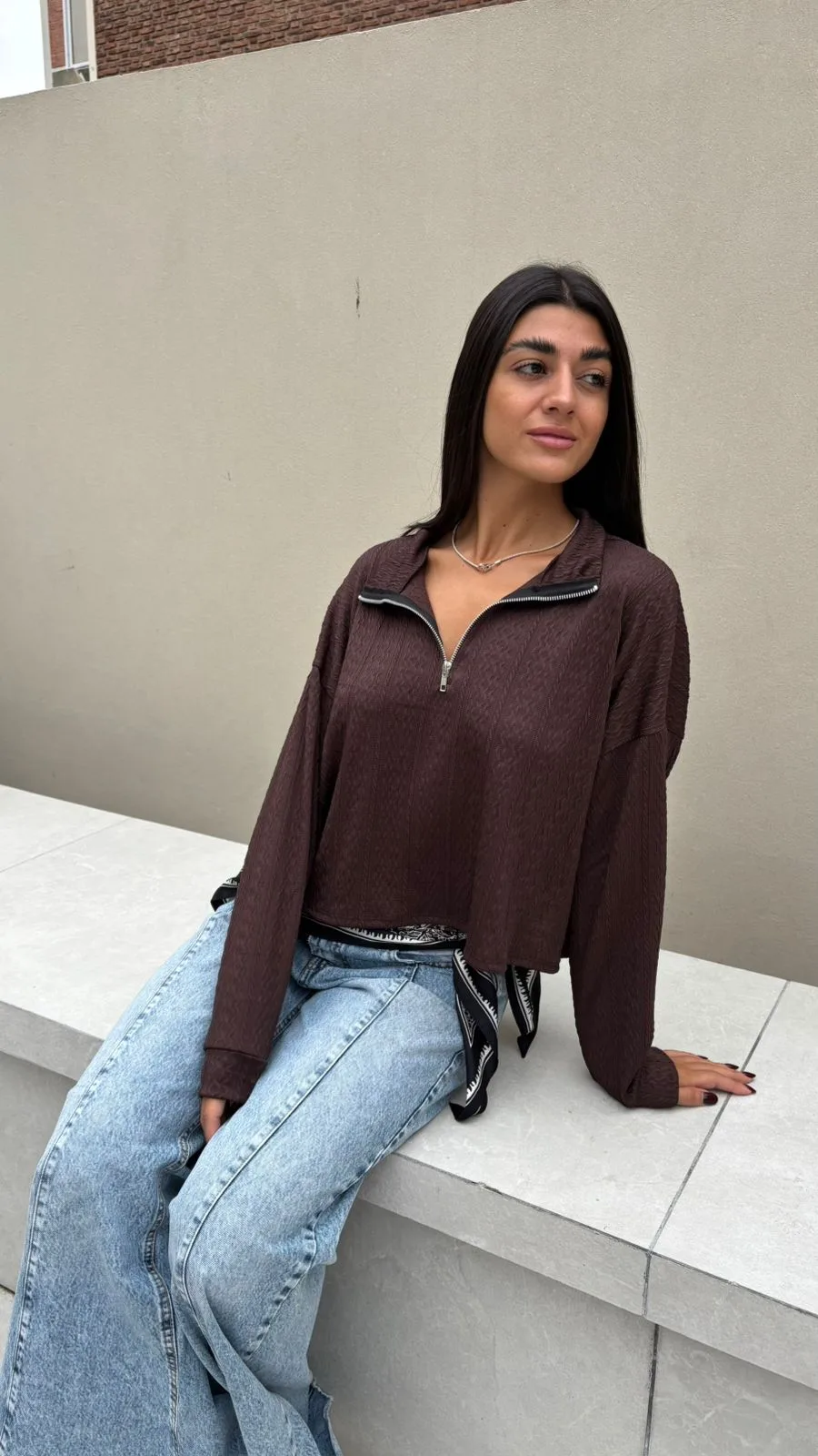 26/B06 – BUZO CROP CIERRE – TEJIDO CABLE