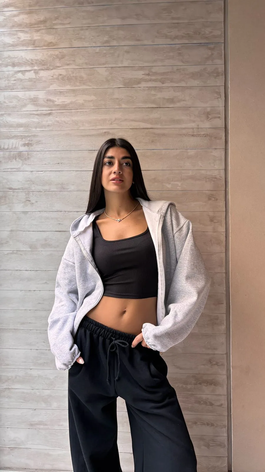 26/C06 - CAMPERA CAPUCHA ELASTICO BOLSILLOS - FRIZA