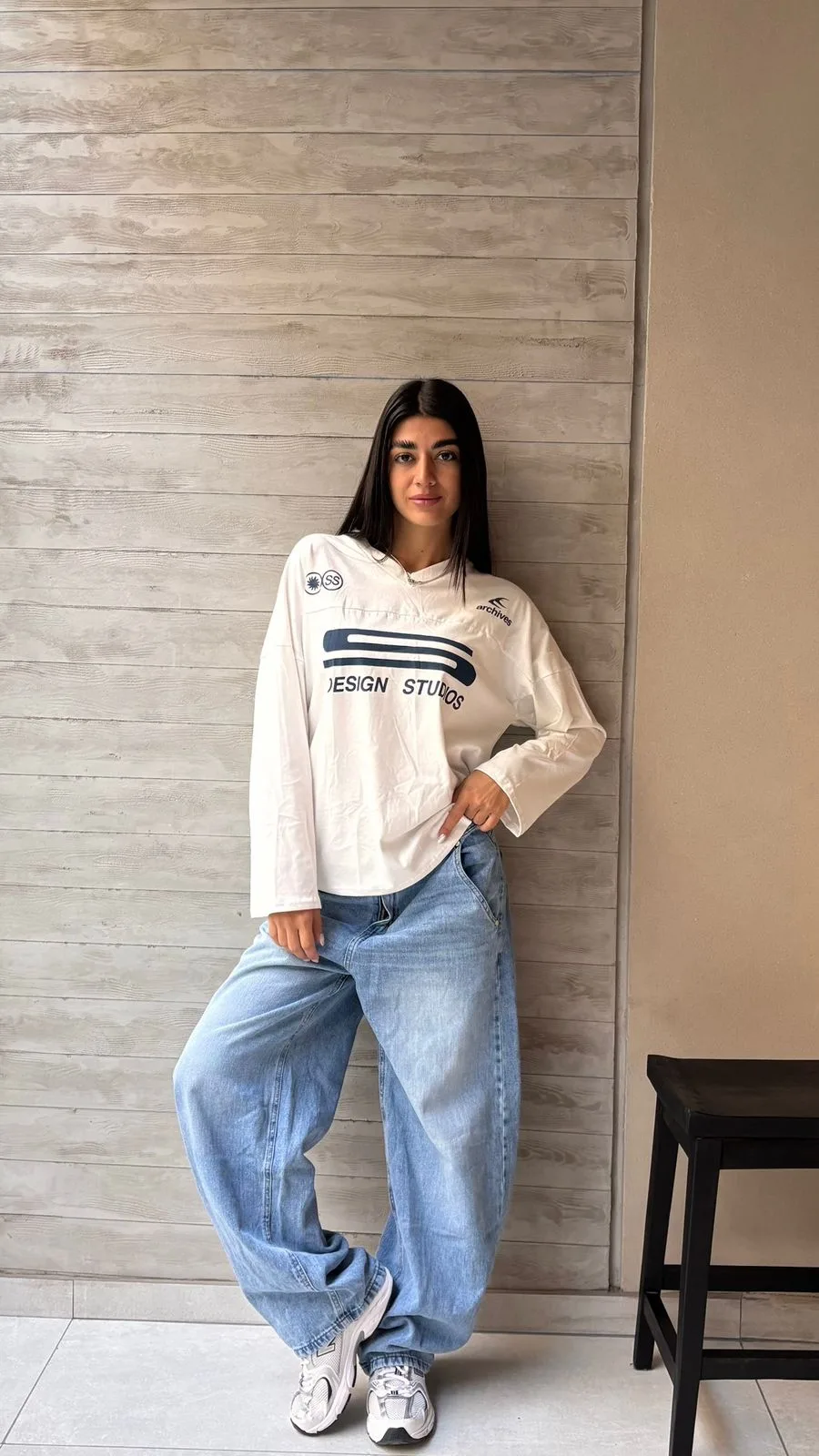 26/R21 – REMERA CUELLO V “DESIGN STUDIOS” – JERSEY