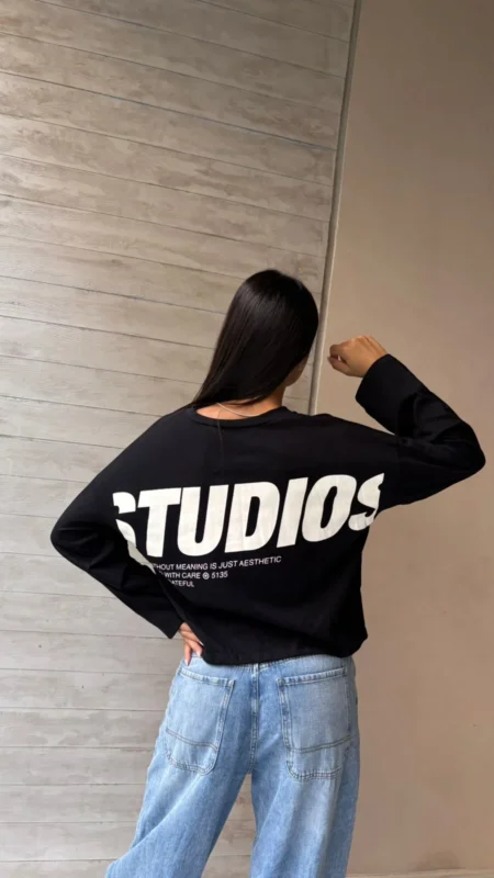 26/R22 - REMERA M/L "STUDIOS" - JERSEY