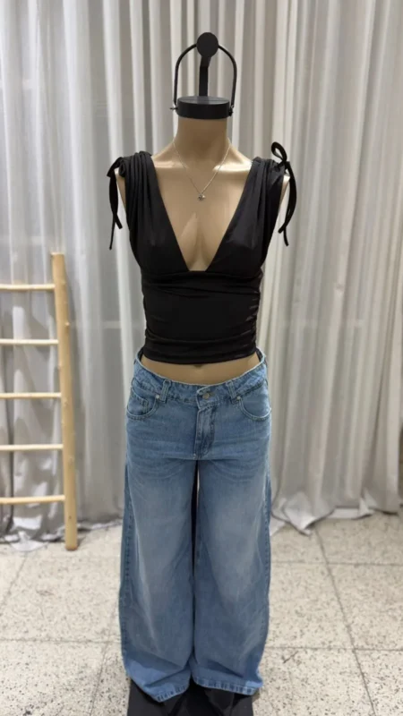 26/T22 – TOP ESCOTE V FRUNCE EN HOMBRO – MICROFIBRA