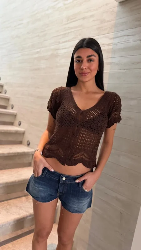 26/T1018 - BLUSA M/C ESCOTE V BOTONES - TEJIDO